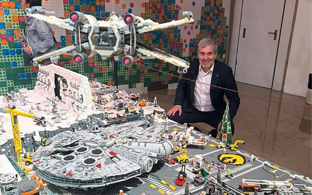 Fernando Clavijo visita el Belén galáctico de CajaCanarias
