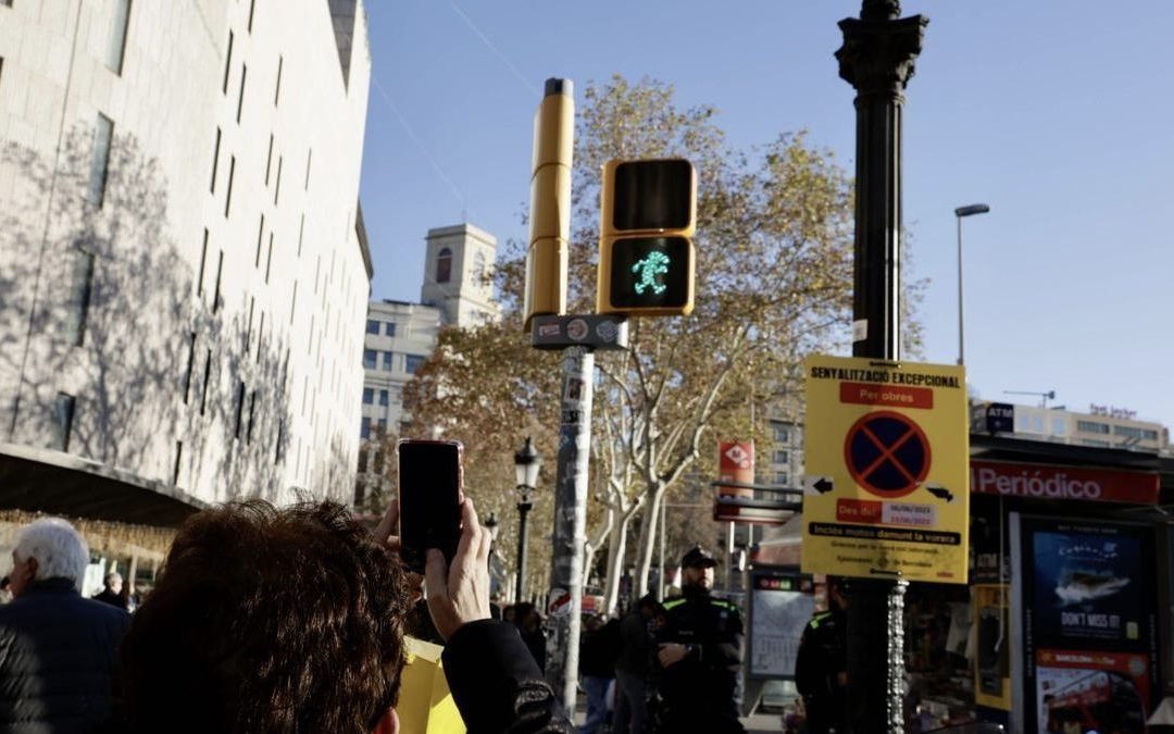Los semáforos de Mortadelo y Filemón llegan a otro punto del centro de Barcelona