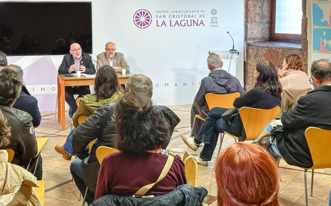 Alejandro Casasola presenta el Libro Blanco del Cómic a periodistas y agentes culturales en el Ayuntamiento de La Laguna
