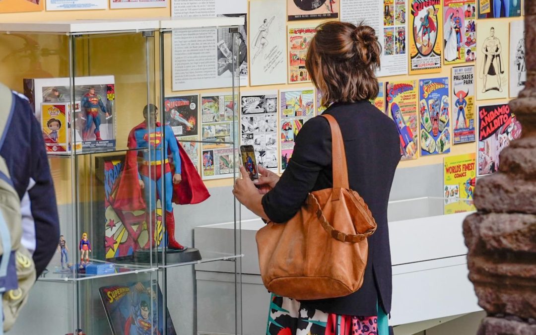 Casi un millar de visitantes y turistas abarrotan el patio de la Casa de los Capitanes Generales para ver las exposiciones sobre ‘Superman’ y Carlos Pacheco