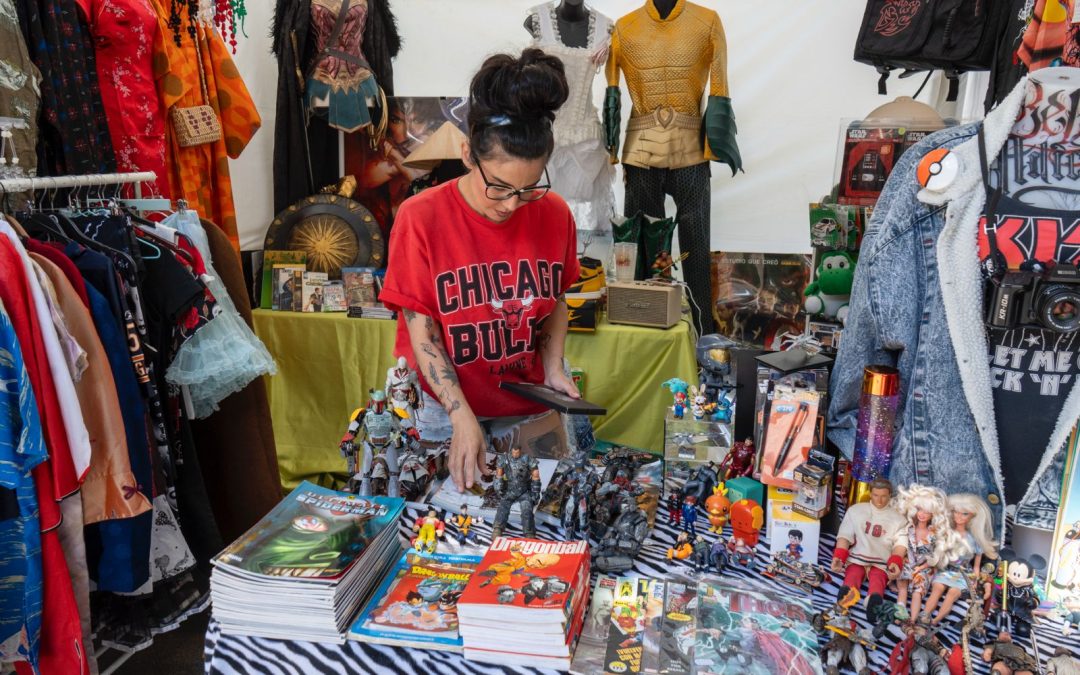 Sesenta dibujantes y ocho tiendas abren el Artist Alley de ‘La Laguna es cómic’ en la Plaza del Adelantado