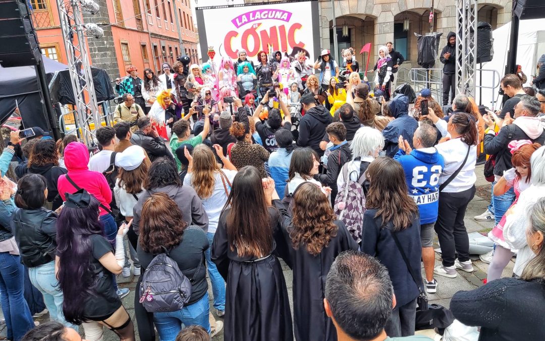 La Plaza del Adelantado abarrotada con la pasarela cosplay de ‘La Laguna es Cómic’
