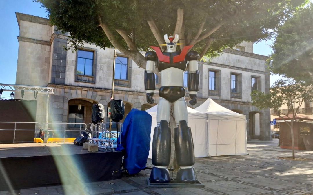 Un Mazinger de seis metros de altura preside en la Plaza del Adelantado la ‘Feria internacional del Manga y el Tebeo de La Laguna’, en la que se ofrece una exposición sobre el personaje de Go Nagai