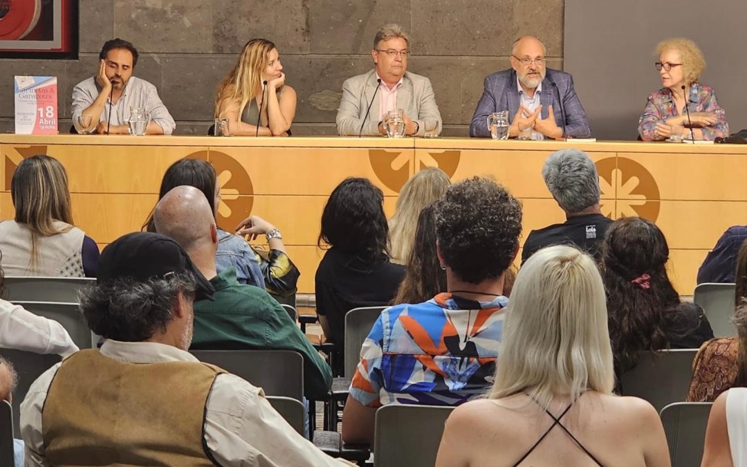 Presentación del catálogo de la exposición de viñetistas canarios en el Cica: la Fundación se compromete a llevar la exposición a otras islas y a Madrid