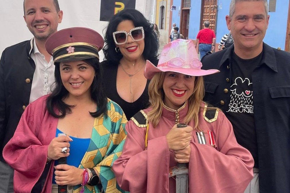 La Presidenta del Cabildo se viste en el stand de La Fundación en el ‘Día de la Familia’ de La Laguna