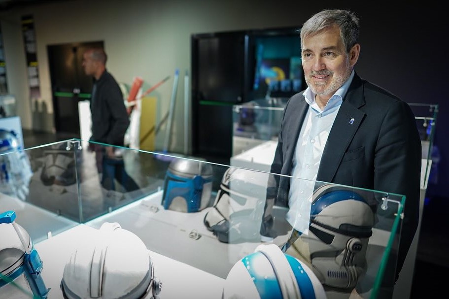 Fernando Clavijo visita la exposición de los cascos de Star Wars en el museo Elder de Las Palmas de Gran Canaria