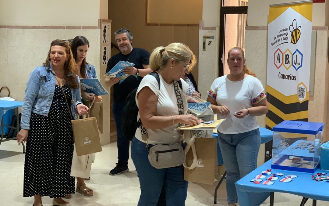 Las jornadas Abejota se promocionan en las Primeras Jornadas de Inteligencia Artificial aplicadas a la Educación, que se celebran en el teatro del CEIP El Chapatal, en la capital tinerfeña
