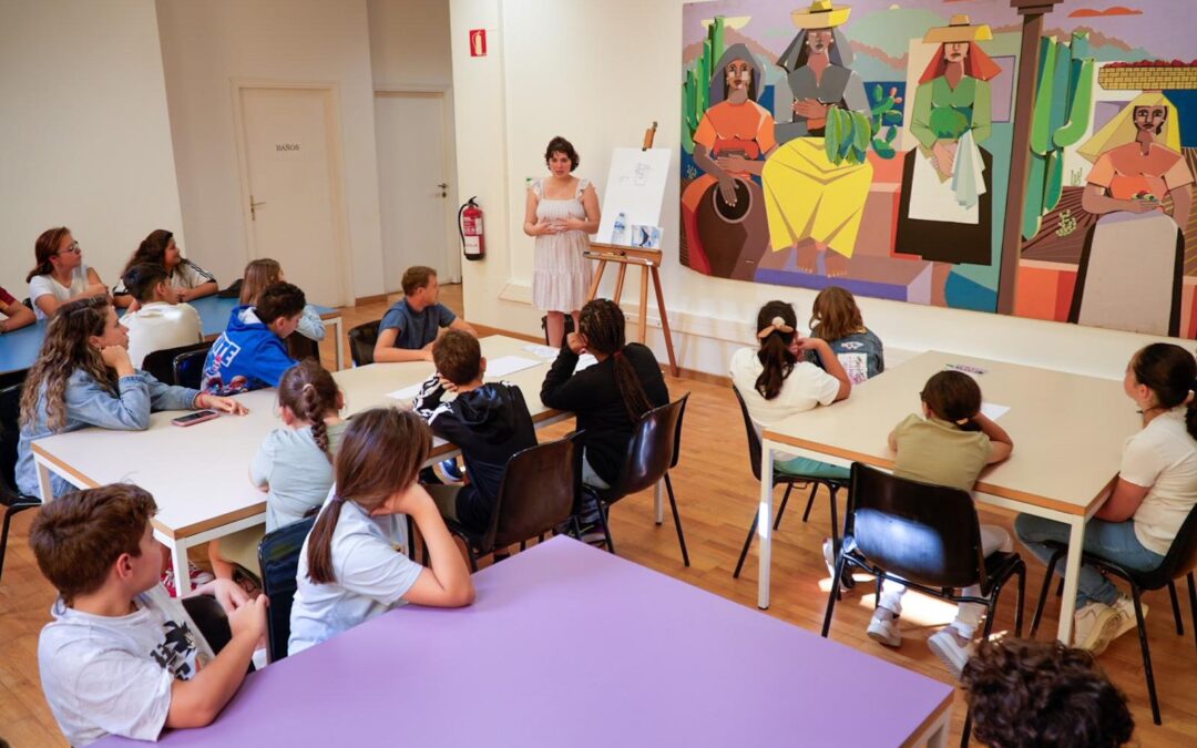 Un grupo de colegiales participa a un taller de dibujo en el primer día del Salón