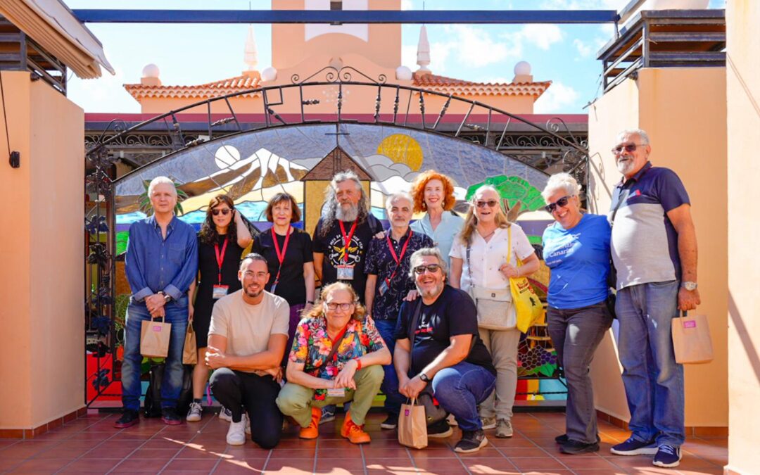 Los autores invitados a Santa Cruz Cómic visitan  el Mercado Nuestra Señora de África