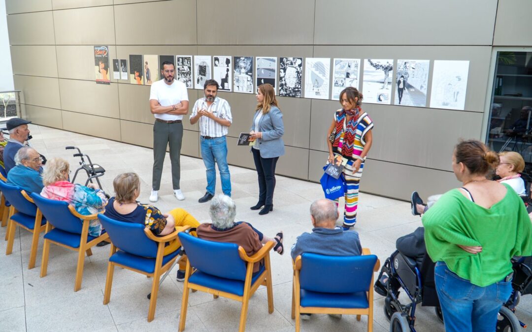 Eduardo González presenta el cómic Tercer Acto ante un grupo de usuarios del IASS