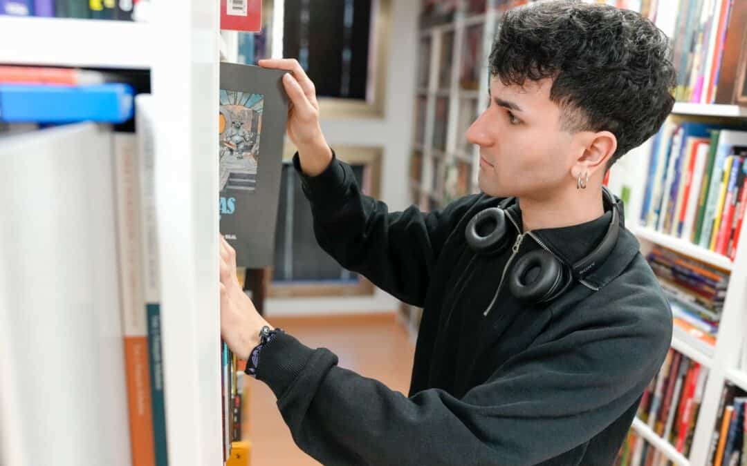 Un alumno del grado en Diseño de la Universidad de La Laguna visita la sede de la Fundación Cine+Cómics para preparar su TFG
