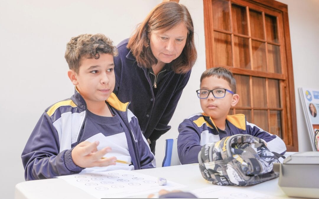 Michaela Konrad imparte un taller de dibujo a los alumnos del Colegio La Salle La Laguna