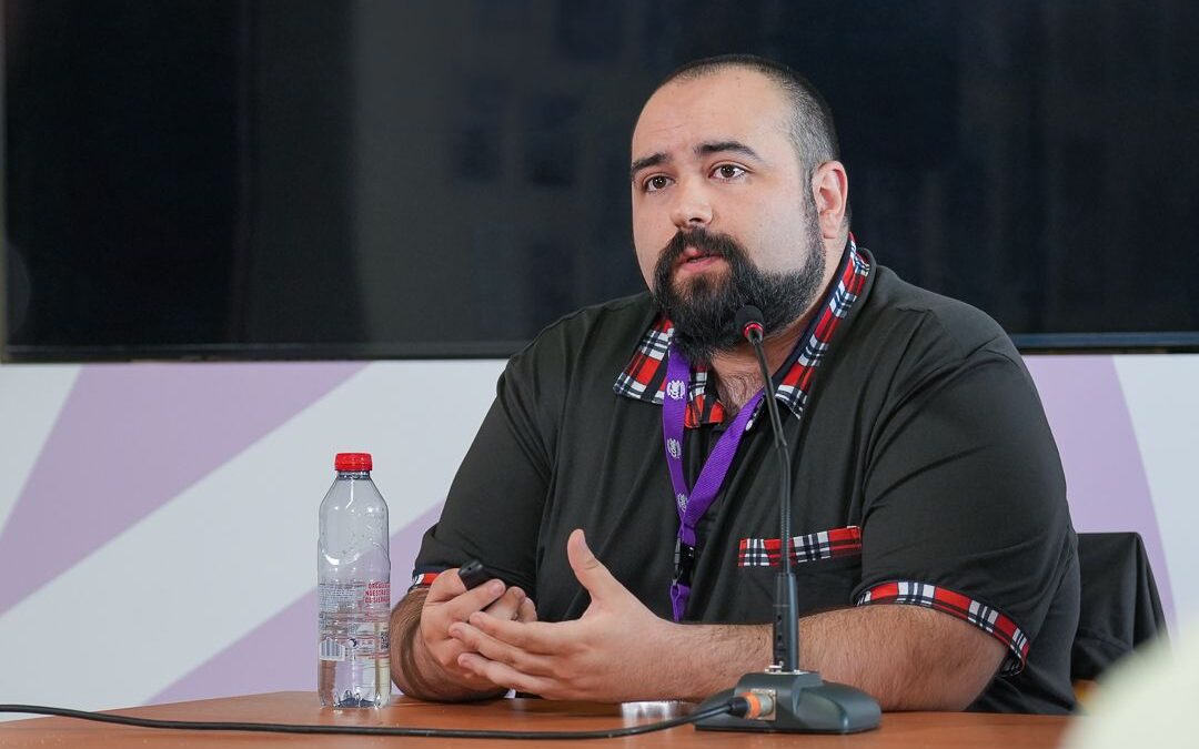 Oriol Mir llena la sala de prensa de la Casa de los Capitanes Generales con su charla sobre “el hentai desde el mundo académico”