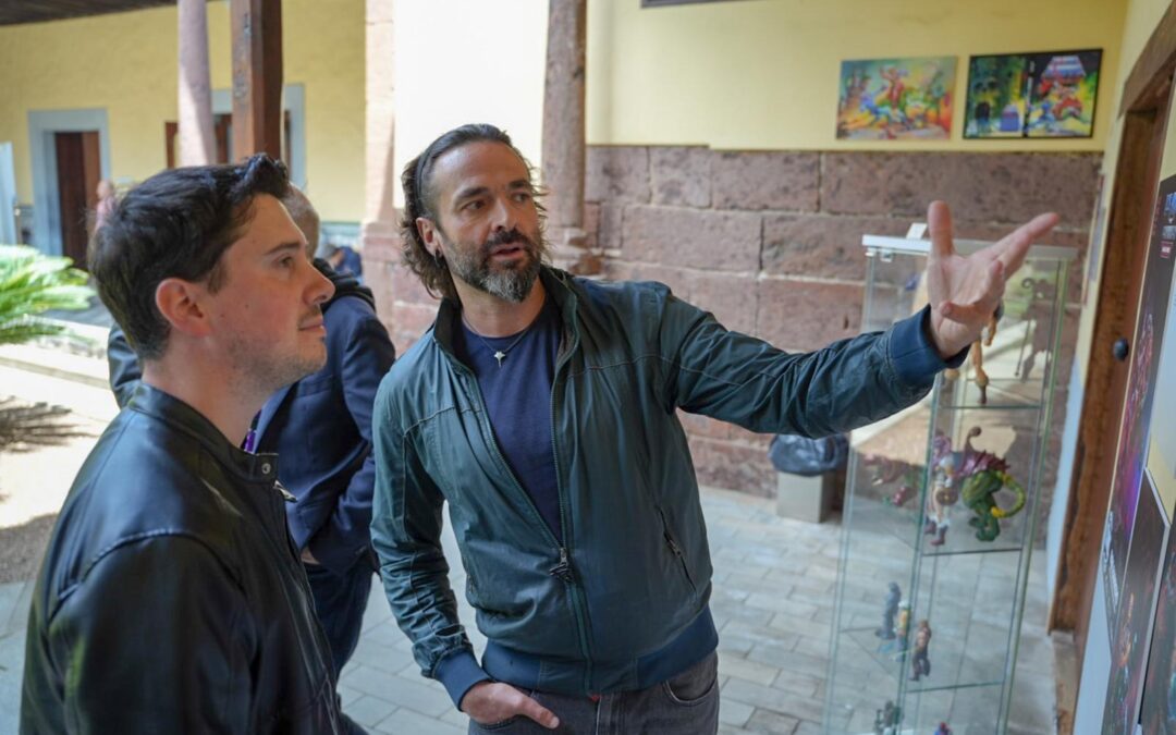 Raúl Barrero realiza una ‘master class’ con visita guiada por su exposición en la Casa de los Capitanes Generales