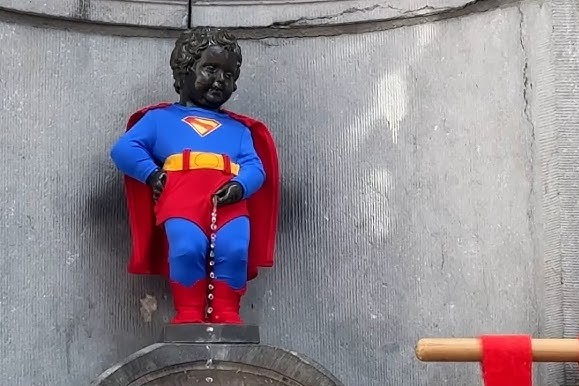¿Es un pájaro? ¿Es un avión? ¡No! Es el Manneken Pis: la icónica fuente belga es vestida de Superman por un día