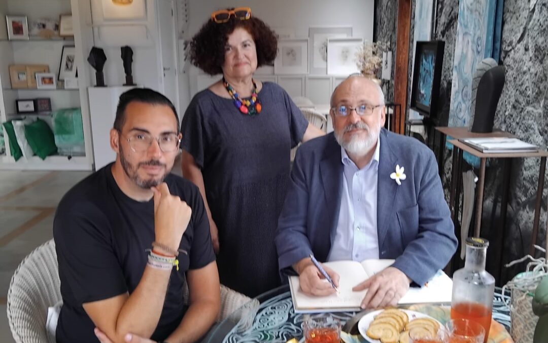 El montaje de la exposición “Destino: Incierto”, en Lanzarote, concluye con una visita a la Fundación Canaria Curbelo Santana