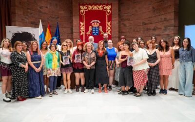 Las participantes de Ilustradoras & Ilustradas 5 recogen su ejemplar del catálogo colectivo en el Parlamento de Canarias