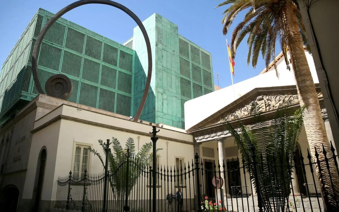 El Parlamento de Canarias acoge una exposición de originales sobre ‘las viñetas de la Tele Canaria’ de Pepe Farruqo