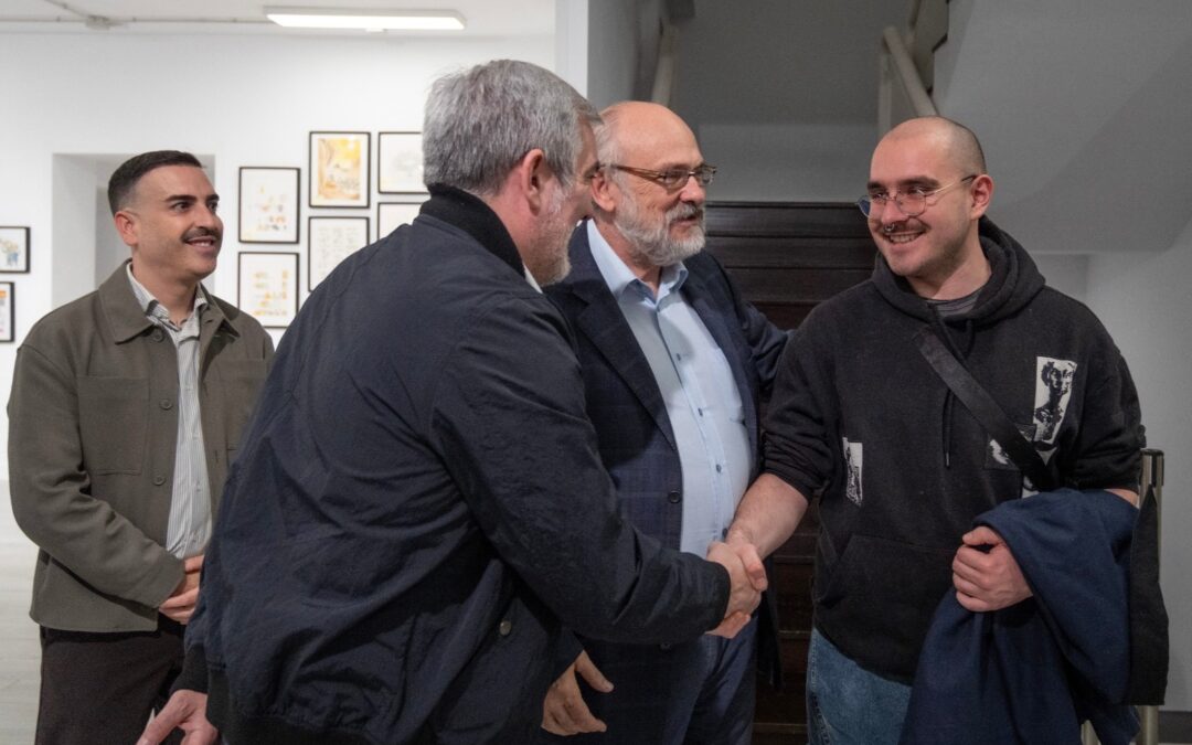 El presidente del Gobierno de Canarias conoce al ganador del Certamen de Juventud en el Día del Cómic