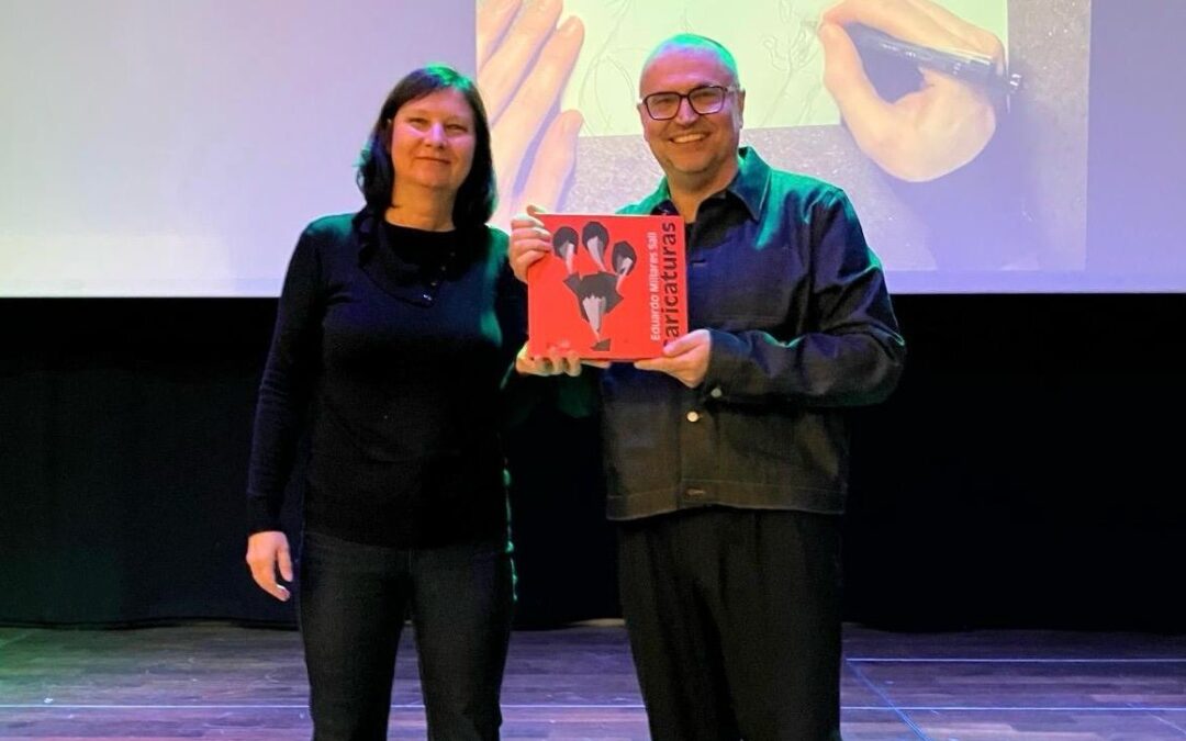 Gottfried Gusenbauer, director del Karikaturmuseum Krems de Austria y organizador de NextCómic Festival, recibe el catálogo ‘Caricaturas, de Eduardo Millares Sall’