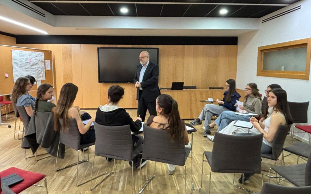 Francisco Pomares, presidente de la Fundación Cine+Cómics, imparte una charla a estudiantes del Colegio Arturo Soria
