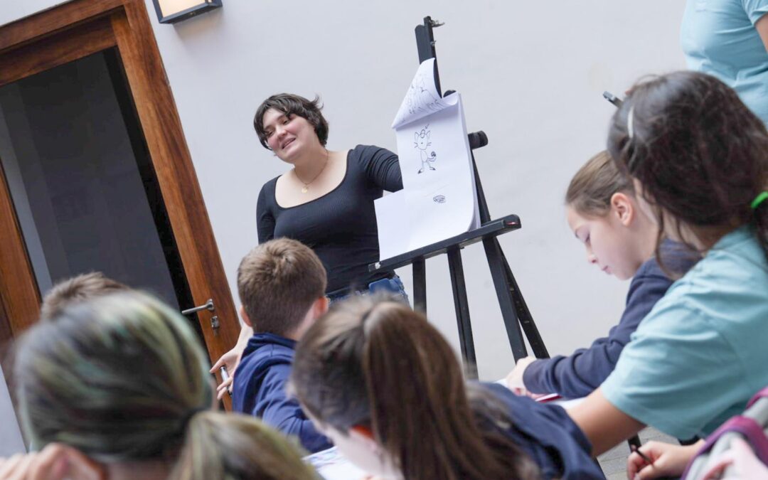 Lara Gimeno imparte un taller de dibujo al alumnado del CEIP San Sebastián en la Casa Anchieta