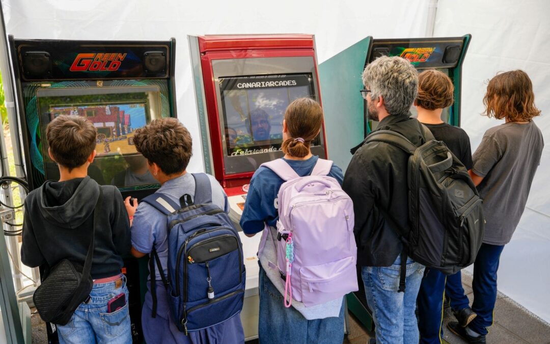 Los asistentes a La Laguna es Cómic se divierten con juegos “arcade” clásicos