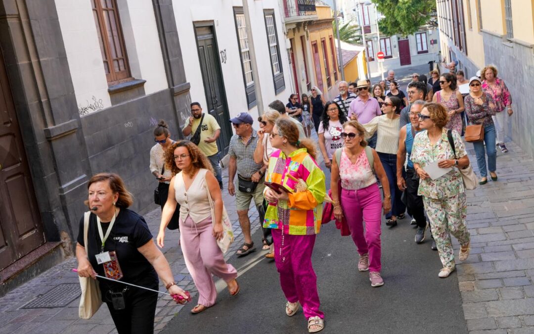 Medio centenar de participantes descubren la Casa de la Historieta Manuel Darias en una ruta de Ciudades a Pie, con motivo del Congreso Internacional de la Fundación