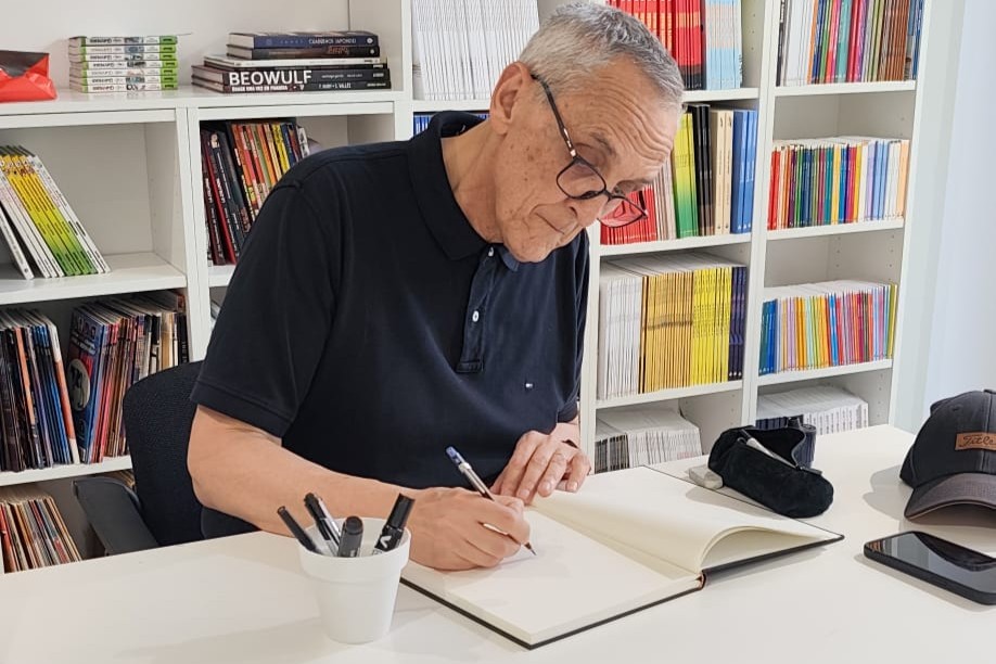 Maikel visita la sede de la Fundación, la Casa de la Historieta Manuel Darias y firma en el Libro de Honor