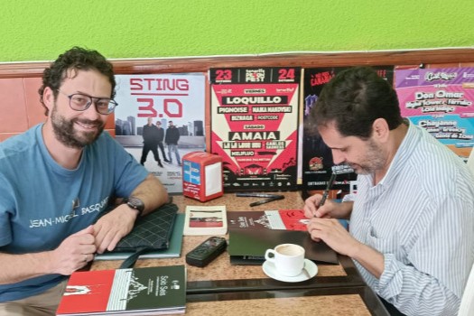 El periodista italiano Thomas Villa entrevista a Eduardo González para la revista Tebeosfera